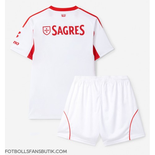 Benfica Replika Tredje Tröja Barn 2025-26 Kortärmad (+ Korta byxor) Benfica Replika Tredje Tröja Barn 2025-26 Kortärmad (+ Korta byxor)